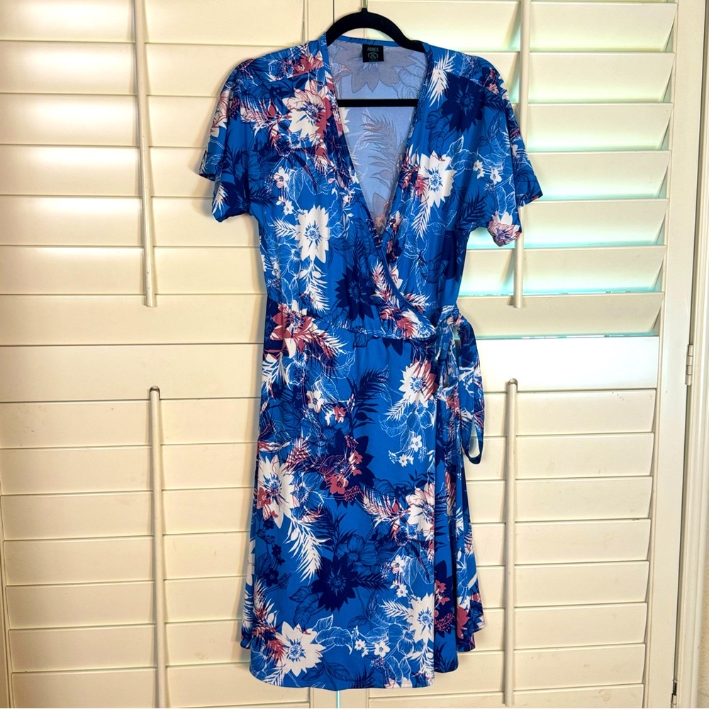 ✨3/$10 or 5/$15 Agnes & Dora Blue Floral Wrap Dress size Medium